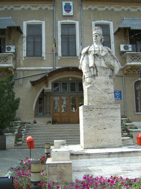 Sediul Primariei - statuie